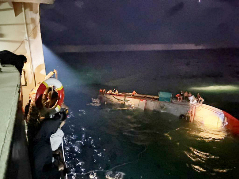 Kecelakaan di Laut Arafuru, KRI Banjarmasin-592 Selamatkan 12 ABK KM Putra Kwantan