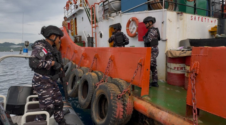 Tug Boat dan Tongkang Angkut Nikel Diamankan KRI Hampala-880 di Teluk Weda