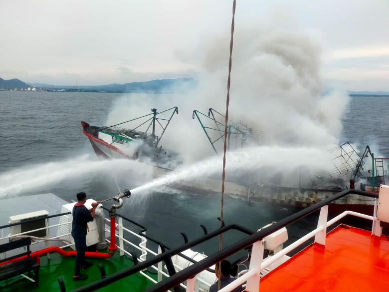 Kapal Patroli KN Jembio-P215 Padamkan Kebakaran KM Inti Marina VII di Perairan Pulau Ular