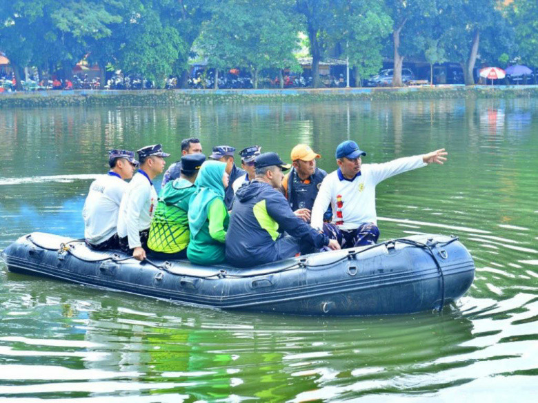 Seskoal Gandeng Pemkot Jaksel Menggelar ASRI, Bersih-bersih Sampah dan Ikan Sapu-sapu di Setu Babakan