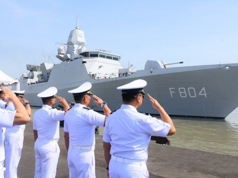 Kapal Perang Fregat Kerajaan Belanda HNLMS DE RUYTER F 804 Memasuki Indonesia