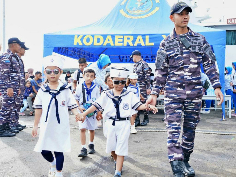 Bikin Gemes, Murid-murid TK Hang Tuah Sorong Berseragam Kelasi Tinjau Kapal Perang KRI Bawal-875