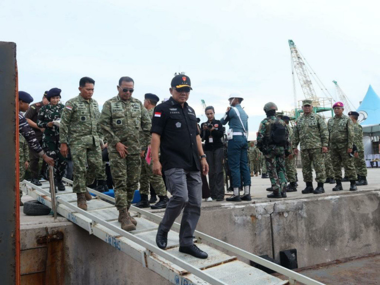 KRI Kujang-642 Sergap 25 Kontainer Minerba Ilegal Mengandung Bahan Radioaktif, Kasum TNI Tinjau BB