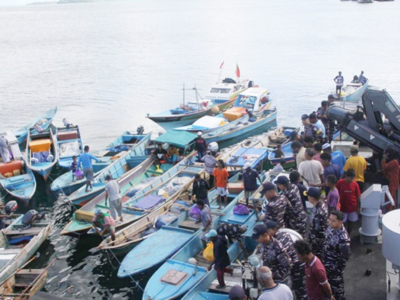Baksos di KRI Panah-626, Nelayan Kota Tual Berobat Gratis dan Dibagi Sembako