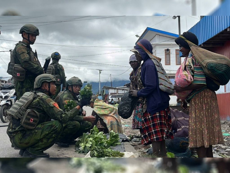 Satgas Yonif 2 Marinir TNI AL Borong Hasil Bumi Mama-mama Papua