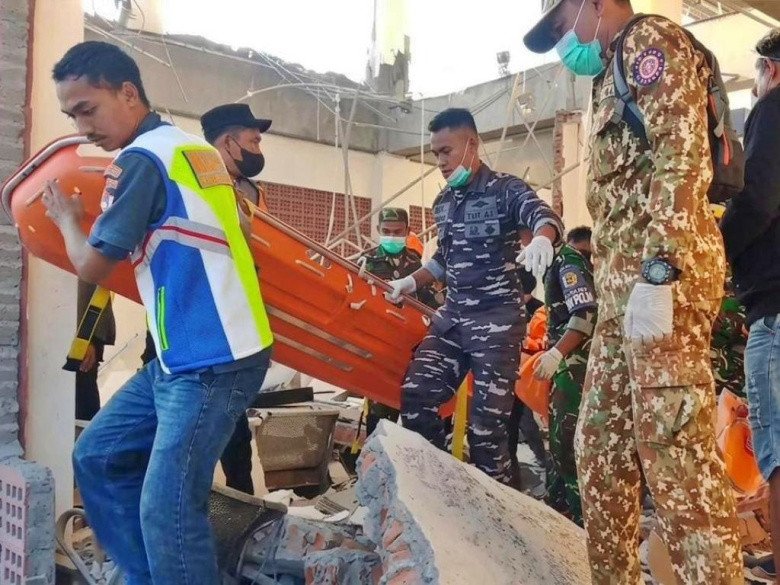 TNI AL dan Tim Gabungan Terjun di Lokasi Terdampak Gempa di Pelabuhan Say Maumere NTT