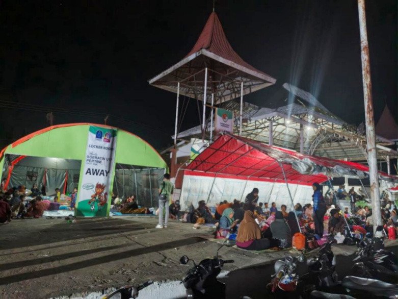 Gempa di NTT, Prajurit TNI AL Evakuasi Ribuan Warga Mengungsi