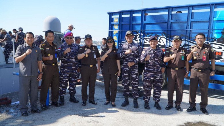 KRI Hiu-634 Angkut Bantuan Kejati NTT, Disalurkan ke Maumere dan Reo