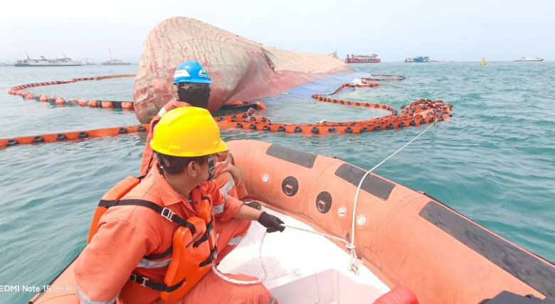 Buoy dan Oil Boom Terpasang di Lokasi Bangkai KMP Batumandi, ASDP Perkuat Penanganan
