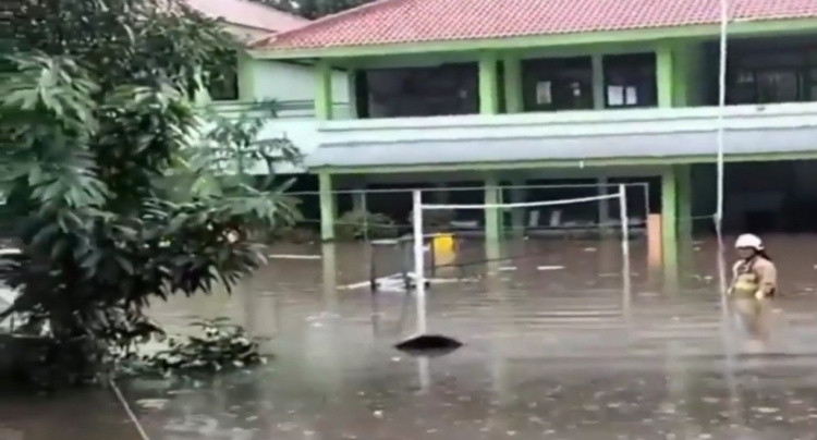 Miris! Tembok Roboh Diterjang Banjir,   Nyawa 3 Siswa MTsN Terenggut