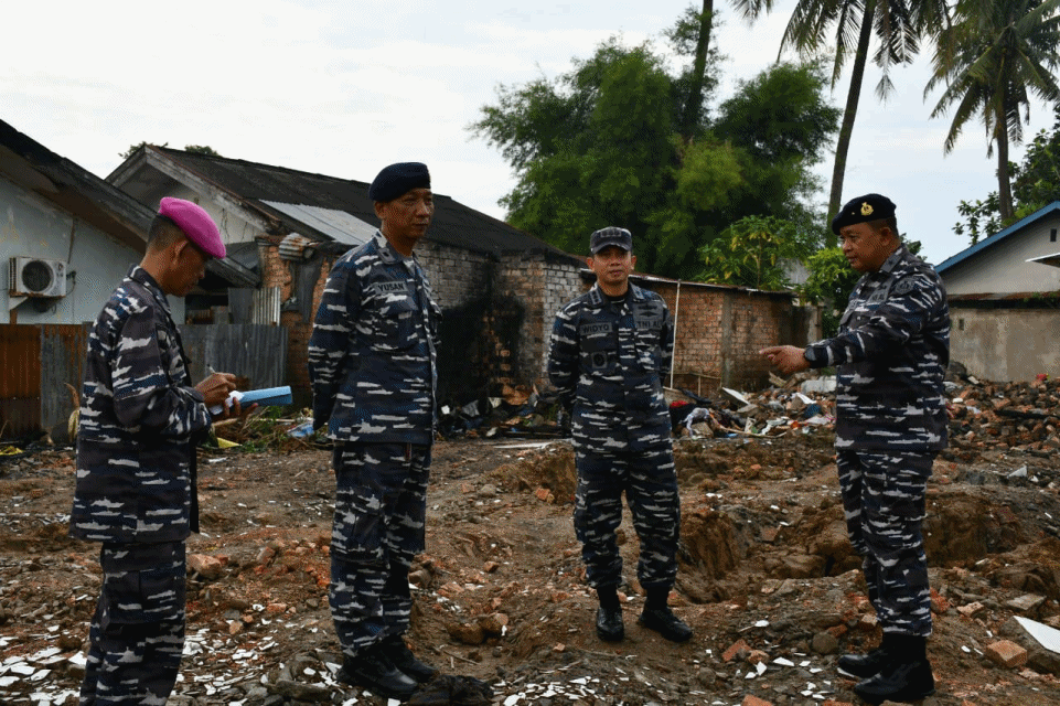 Kasal Serahkan Santunan Korban Kebakaran Rumdis TNI AL Arafuru Palembang