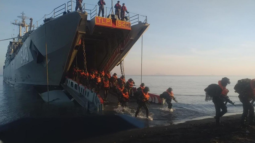 Kapal Perang Kogasgabratmin Daratkan Pasukan di Daerah Operasi