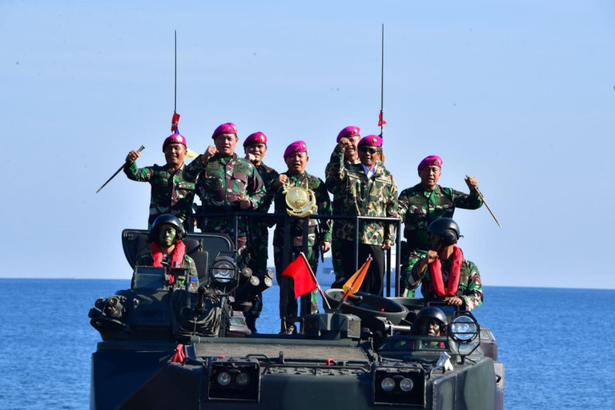 Bangga dan Gagah, Menkopolhukam Mahfud MD Jadi Warga Kehormatan Korps Marinir