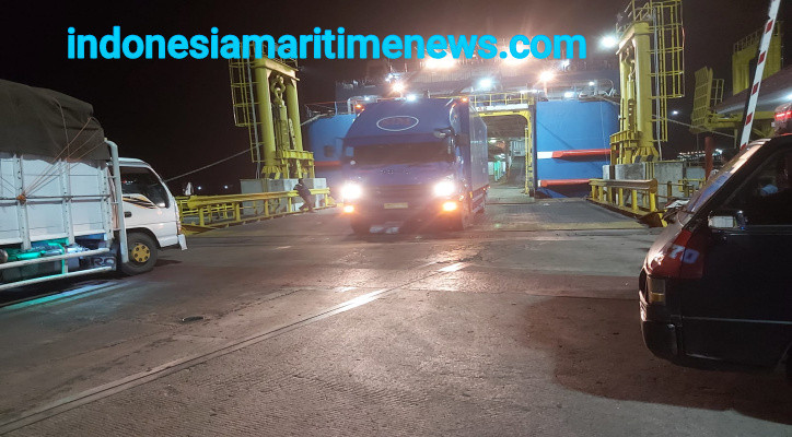 Antre Berjam-jam di Pelabuhan Bakauheni, Sopir Truk Logistik Naik Darah