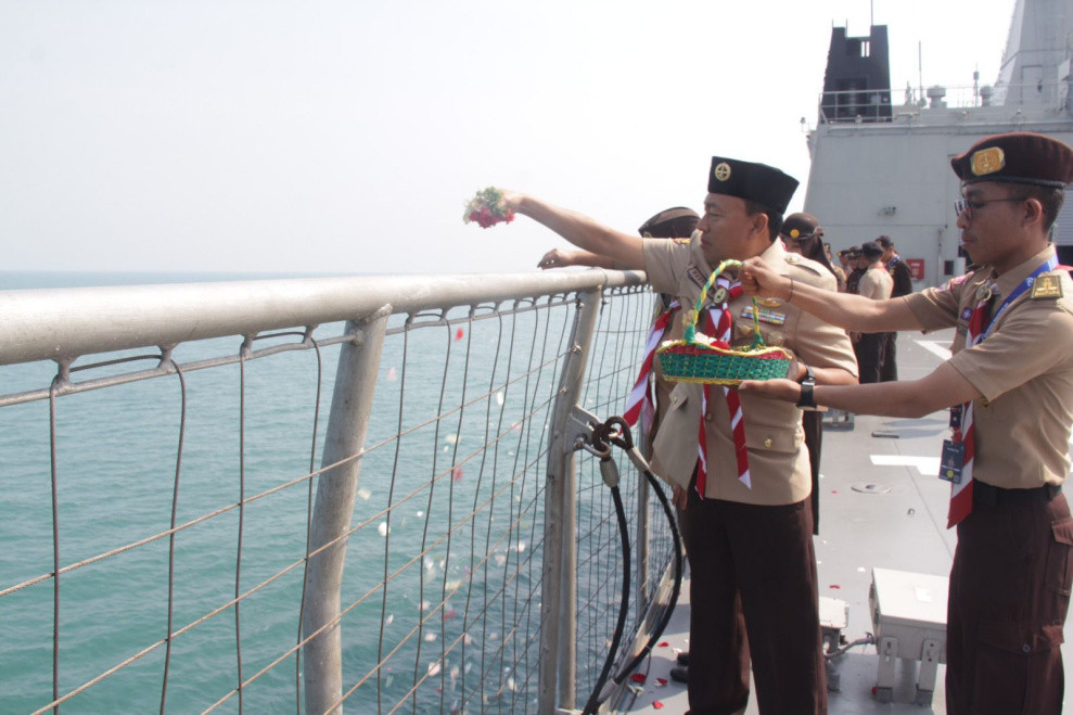 Peringatan Hari Pramuka Tabur Bunga di Laut Naik Kapal Perang Kolinlamil