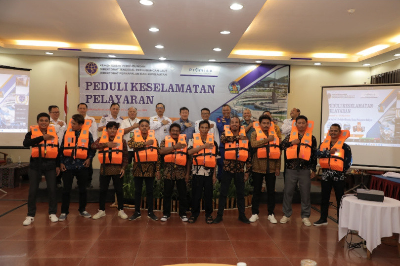 Jaga Keselamatan Pelayaran di Labuan Bajo, Kemenhub Bagi-bagi Sertifikat Kapal dan Life Jacket
