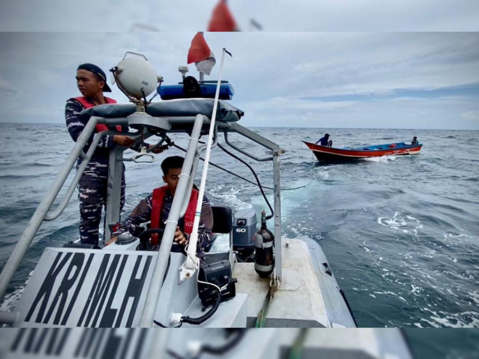 2 Hari Terombang-ambing di Laut, Ayah dan Anak Diselamatkan KRI Malahayati-362