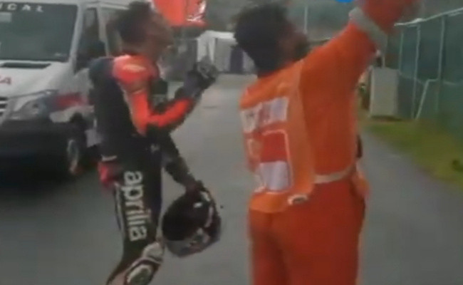 Viral Aleix Espargaro Lempar Helm, Ini Dia  Penonton MotoGP yang Beruntung