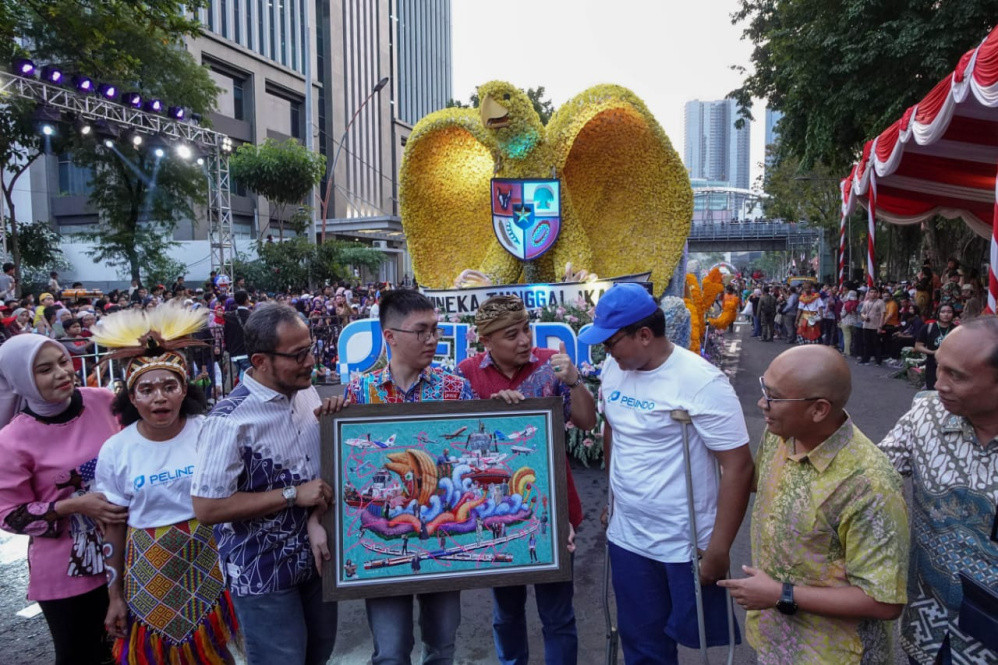 HUT Kota Surabaya, Pelukis Disabilitas Persembahkan Lukisan Mobil Hias Pelindo