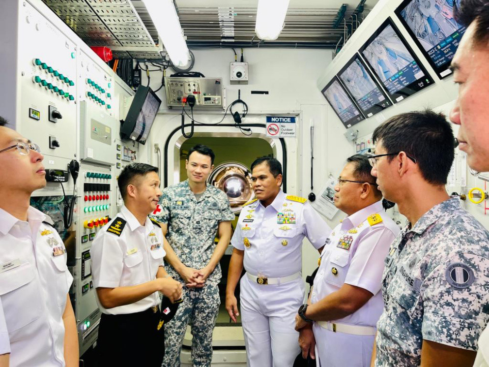 Kasal Kunjungi Fasilitas Pelatihan Penyelamatan Kapal Selam Angkatan Laut Singapura