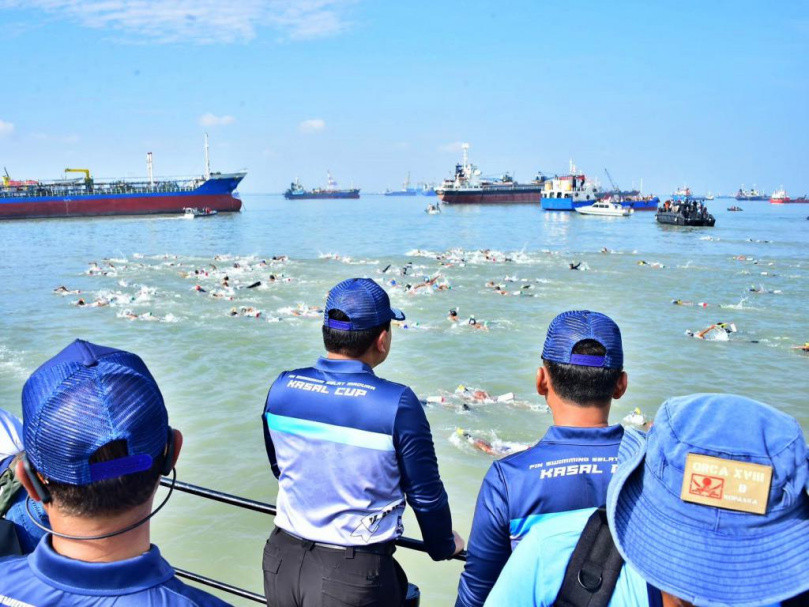 Keren! HUT Pasukan Katak, 1.000 Perenang Ikut Fin Swimming Arungi Selat Madura