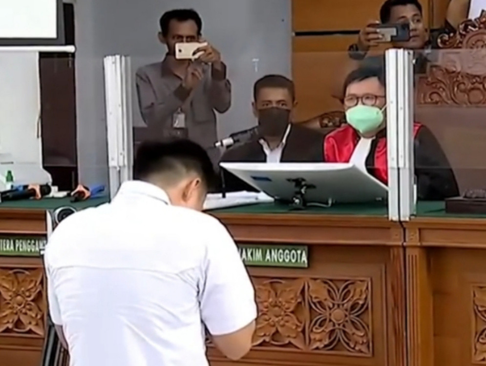 Divonis 1 Tahun 6 Bulan, Bharada Eliezer Menangis, Ruang Sidang Didobrak Pengunjung