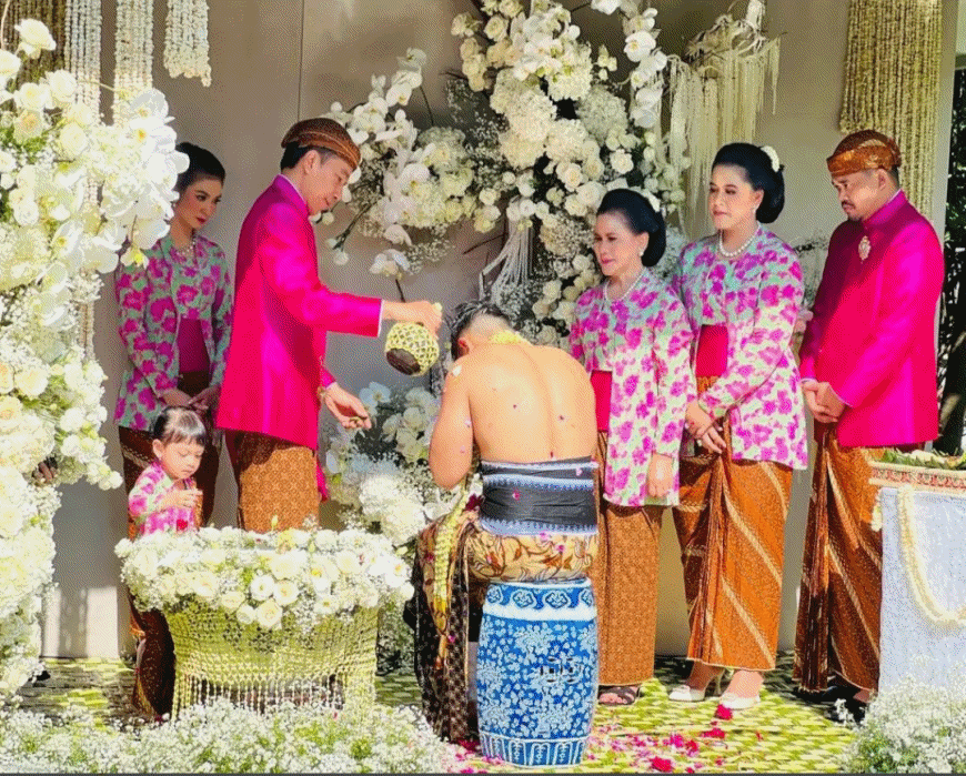 Royal Wedding Putra Jokowi, Siraman Kaesang Para Menteri Bergilir Guyur Air Bunga 