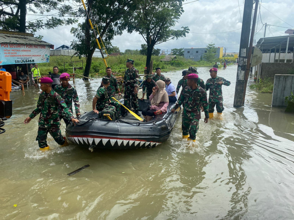 Banjir di Sulsel, Personel TNI AL Dikerahkan Bantu Korban