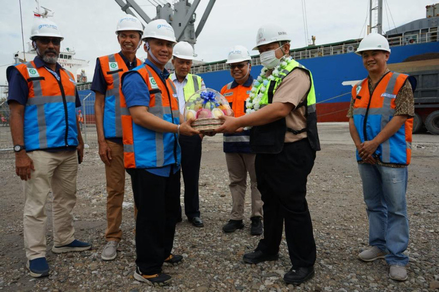 Dioperasikan SPMT, Pelabuhan Grueng Geukueh Ekspor 10 Ribu Ton Cangkang Sawit ke Jepang