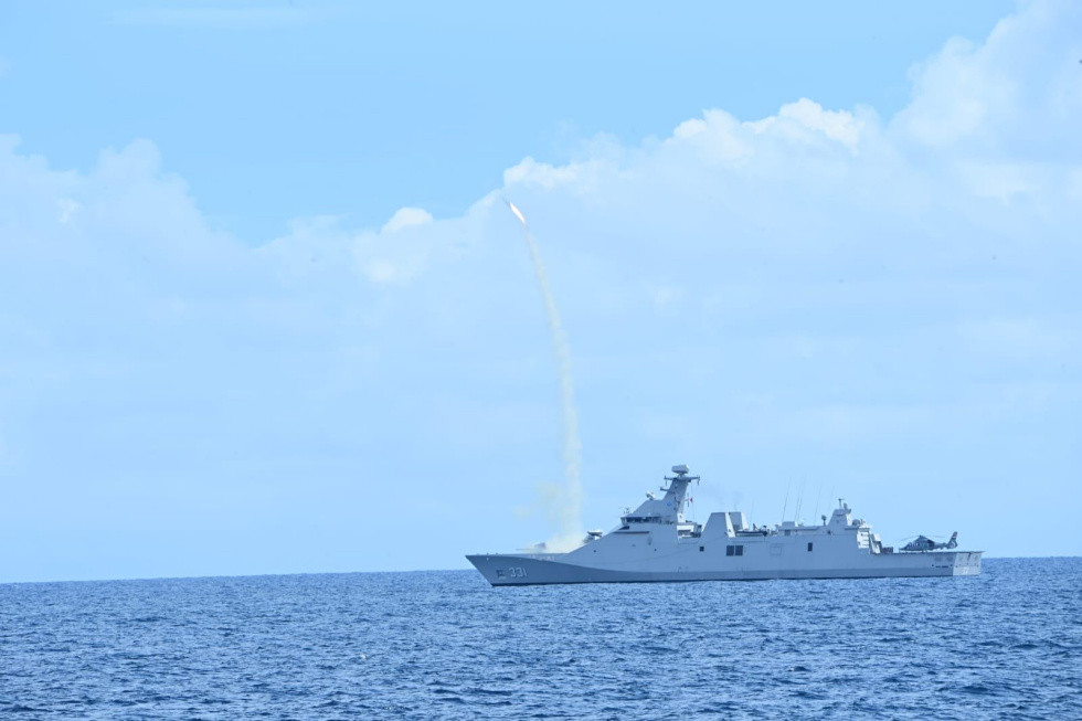 Drone Hancur Ditembak Rudal Strategis TNI AL di Udara Bali