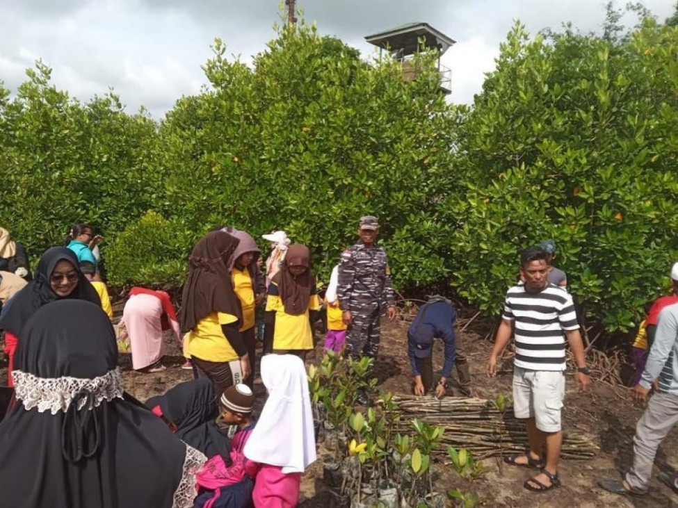 Ajarkan Peduli Alam Sejak Dini, TNI AL Ajak Murid TK Tanam Mangrove