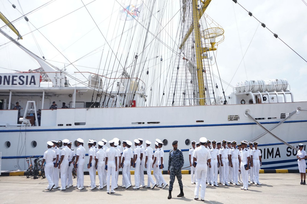 Bikin Kejutan, Ratusan Perwira Muda Sri Lanka Navy Kunjungi KRI Bima Suci