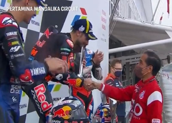 Miguel Oliveira Melesat di Lintasan Basah , Juara MotoGP Mandalika 2022 Terima Trofi Dari Jokowi