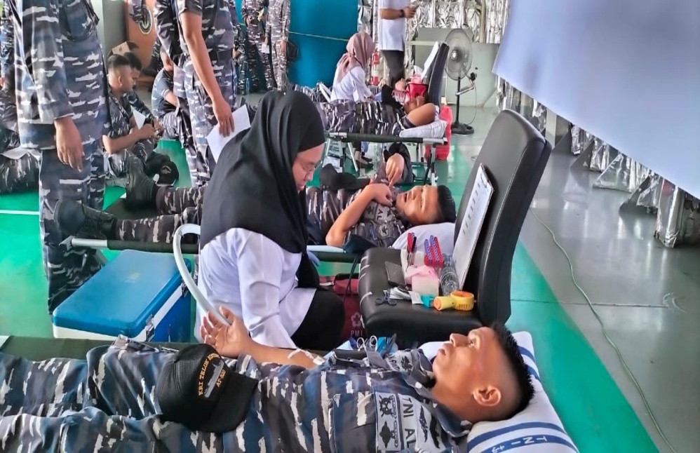 Sedang Sandar di Dermaga Batam, KRI Teluk Bintuni-520 Gelar Bakti Sosial Donor Darah