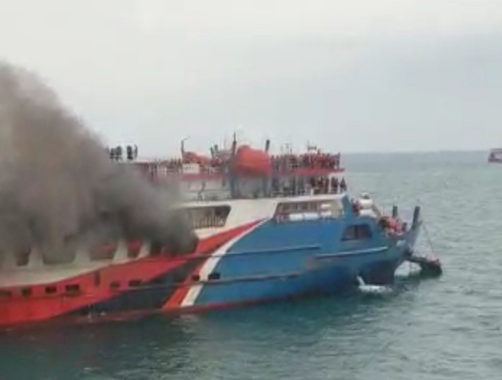 Kapal KMP ROYCE 1 Menuju Lampung Terbakar di Perairan Merak