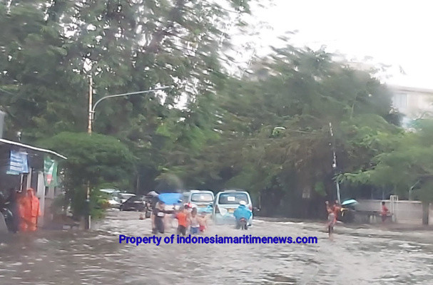 41 RT dan 17 Ruas Jalan Jakarta Diterjang Banjir,   Pengendara Motor Masuk Tol Simatupang