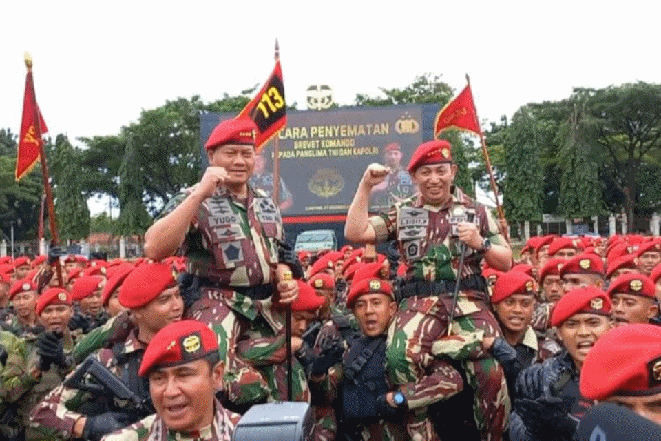 Diberi Penghargaan Baret Merah Kopassus, Panglima TNI dan Kapolri