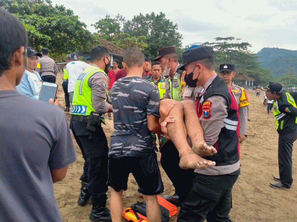 Tim SAR Gabungan TNI AL Bantu Evakuasi Wisatawan Terseret Ombak